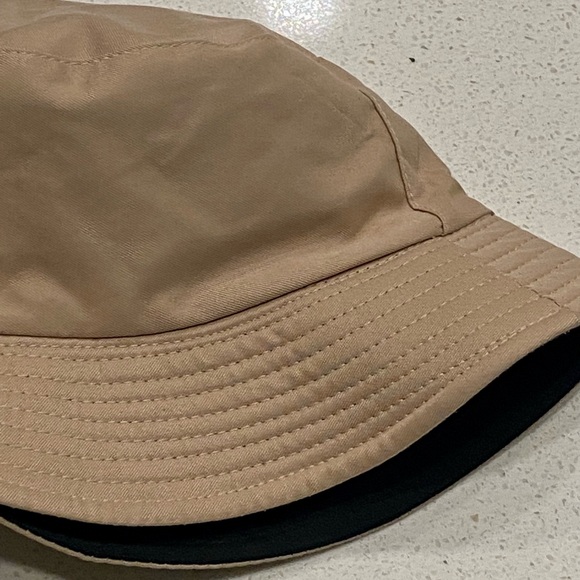 Stylish Reversible Tan/Black Bucket Hat, excellent condition. - Picture 6 of 6